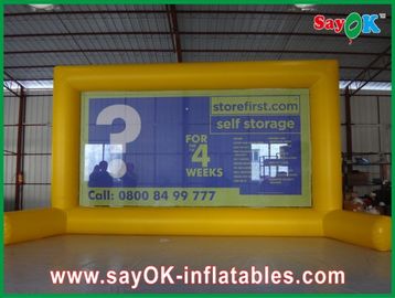 Cartelera de publicidad inflable amarilla al aire libre de pantalla de cine de la pantalla del aire con la lona durable del PVC