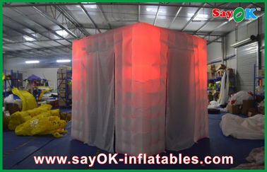El partido a prueba de agua de la tienda inflable del cubo llevó decoraciones inflables de la Navidad de Photobooth