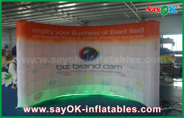 La cabina del acontecimiento exhibe 3 x 1,5 x 2,3 M Led Wall Inflatable Photobooth con la impresión