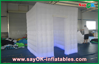La cabina inflable de la foto emplea una cabina blanca inflable de la foto del aire abierto de Digitaces de la boda cuadrada de la puerta