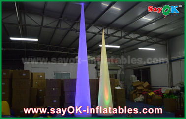 Casarse el cono/el pilar ligeros inflables de la decoración modificó color para requisitos particulares con la luz llevada