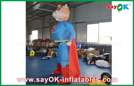 Balones de publicidad inflables Azul / Rojo Superhombre Inflable Vaca Personalizado Personaje de Animales Modelo Inflable