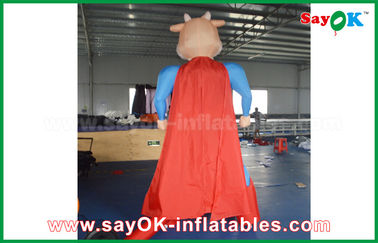 La vaca inflable azul/roja del superhombre modificó el modelo inflable del carácter para requisitos particulares animal