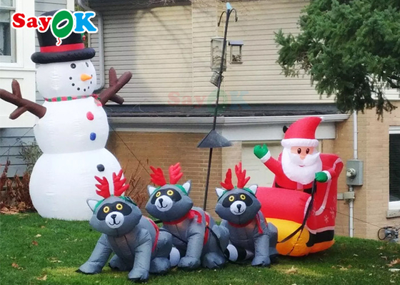 Las decoraciones inflables de Navidad de la Navidad gigante tres mapaches tiran de Santa Claus To Give Gifts