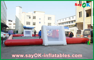 Campo de fútbol rojo inflable grande de los 10m del fútbol inflable gigante con el material fuerte del PVC del uso de la puerta