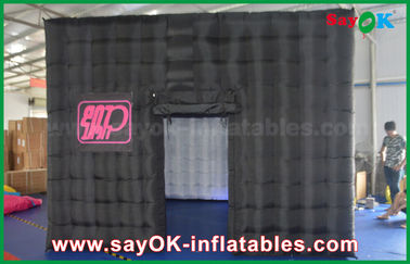 Prenda impermeable inflable negra de la cabina de la foto de la foto de las puertas inflables del estudio 2 con la tira llevada para la publicidad