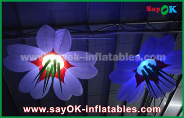 Ejecución colorida que enciende las flores inflables para la decoración del festival