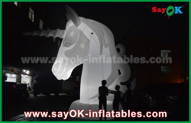 Personajes de dibujos animados inflados Blanco completo Tejido Oxfiord Inflable Unicornio de caballo con luz LED