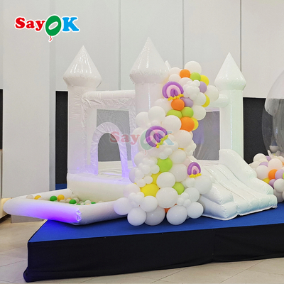 Castillo hinchable pequeño para fiesta de boda blanca con piscina de bolas