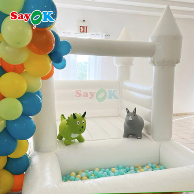 Castillo hinchable pequeño para fiesta de boda blanca con piscina de bolas
