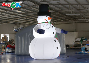 Las decoraciones inflables del día de fiesta del paño de Oxfor que llevan el sombrero negro y las manoplas explotan el muñeco de nieve de la Navidad