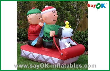 Familia inflable de la Navidad con el perro en el trineo para la decoración de la Navidad