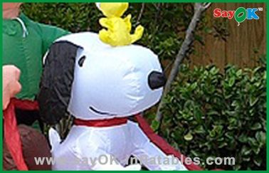 Familia inflable de la Navidad con el perro en el trineo para la decoración de la Navidad
