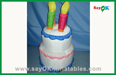 Torta de cumpleaños inflable plástica linda del PVC del partido del patio trasero para las decoraciones