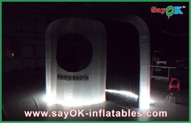 La cabina inflable de la foto emplea el paño de Mini Mobile Inflatable Photo Booth Oxford para las decoraciones del día de fiesta