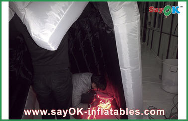 La cabina inflable de la foto emplea la cabina inflable blanca de la foto con los productos inflables de encargo llevados de las luces