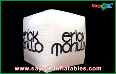 Diverso logotipo que imprimía la iluminación inflable llevó la decoración del cubo para hacer publicidad