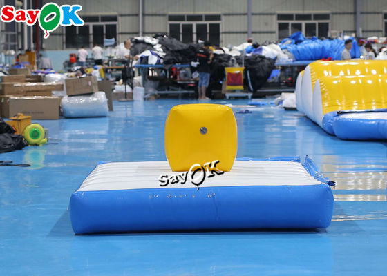 Parque de diversiones inflables de 2x2m de diseño personalizado Cubo azul inflado Trampolín de agua Juguetes acuáticos patio trasero