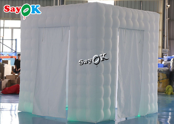 La cabina del acontecimiento exhibe la tienda portátil los 8.25ft blanca de la cabina de la foto del cubo de 3 puertas de los 2.5m inflable con la luz llevada