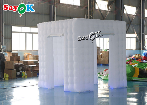 La cabina del acontecimiento exhibe la tienda portátil los 8.25ft blanca de la cabina de la foto del cubo de 3 puertas de los 2.5m inflable con la luz llevada
