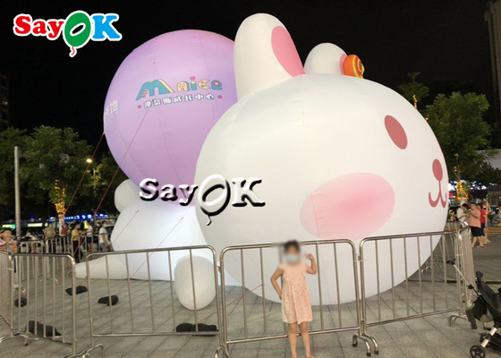 Conejos inflables Personajes de dibujos animados inflables con iluminación LED RGB Decoración exterior del centro comercial