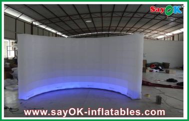 Prenda impermeable inflable blanca de la tienda del aire, pared inflable curvada para la tienda de la exposición inflable con la luz del LED