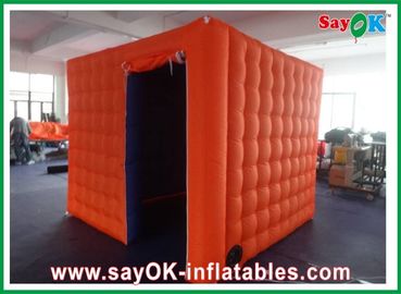 Naranja inflable móvil durable de la cabina de la foto de las decoraciones inflables del partido fuera del interior púrpura con una puerta
