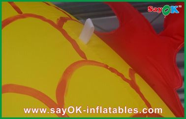 Publicidad de personajes de dibujos animados inflables, arco amarillo chino del dragón