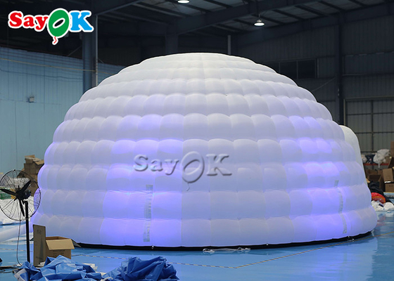 Tienda inflable blanca de la bóveda del iglú con las luces llevadas para casarse acontecimientos