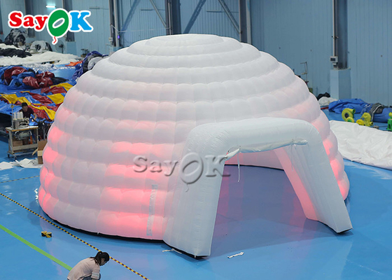 Tienda inflable blanca de la bóveda del iglú con las luces llevadas para casarse acontecimientos