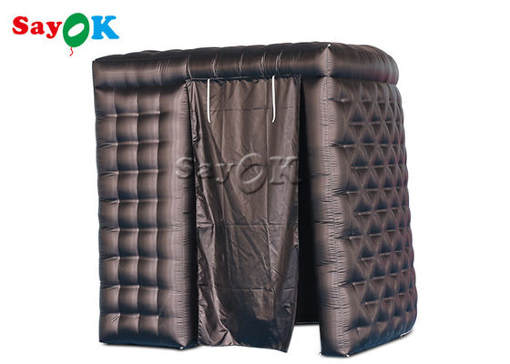 Puertas dobles curvadas inflables negras inflables de la cabina de la foto de la tienda 2.4mH los 7.87FT del partido con la cortina