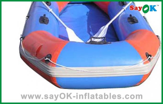 2 personas modificaron el barco inflable del juguete para requisitos