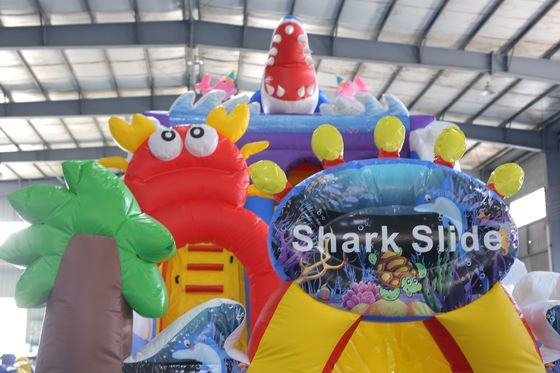 Deslizador seco inflable impreso a medida con diseño de castillo rebobinado para eventos infantiles