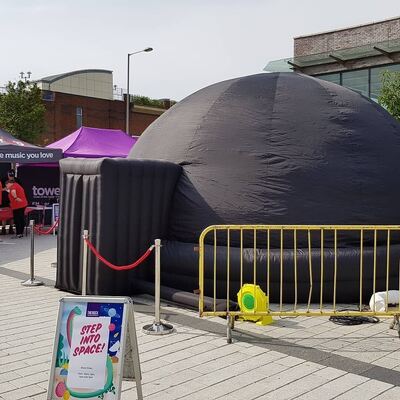 Tienda de cúpula de planetario inflable de proyección de cine móvil para educación escolar en color negro, de 4m a 10m