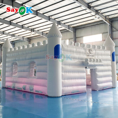Castillo inflable impermeable ignífugo y resistente a los rayos UV blanco personalizado para bodas y fiestas al aire libre